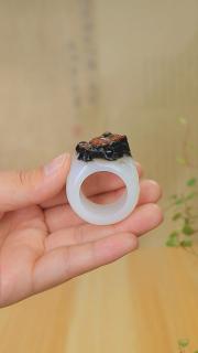 和田玉籽料三色红黑皮龙头扳指