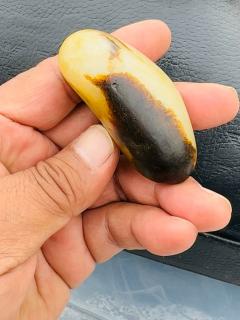 聚黑皮白玉籽料挂件