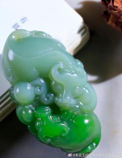 和田玉碧玉牛挂件牛转乾坤,质地细润,油光四溢.精工雕琢牛首,五官雕工